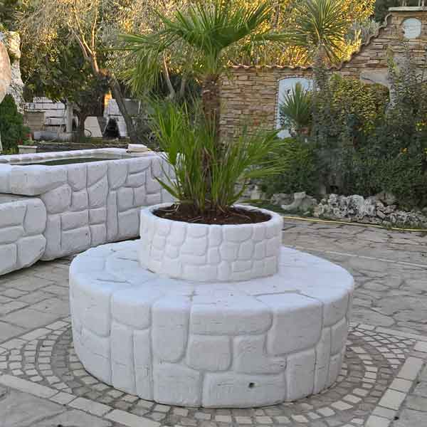Panca in pietra rotonsa con foro centrale per piante 